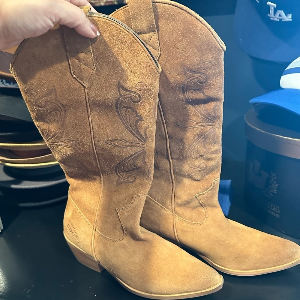 Urban Outfitters Camel Heeled Boots - Picture 2 of 12